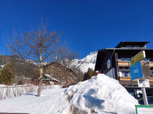 autobusová zastávka u hlavní silnice pod domem směr Dachstein